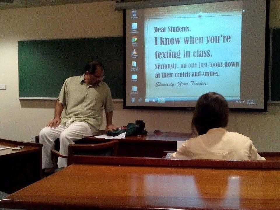 Cara Nyleneh Guru Dapatkan Perhatian Muridnya